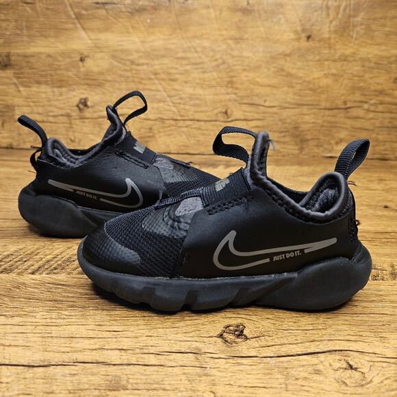 Nike Flex Runner 2 Triple Black slip on sneaker size 6 childs - Picture 4 of 9
